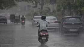 मोठं संकट! पावसाचा धुमाकूळ, थेट इशारा, घरातून बाहेर निघताना...