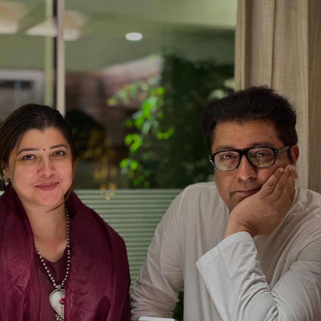 या पोस्टमध्ये तेजस्विनीने लिहिलं, 'तुमच्यासाठी राज ठाकरे हे नाव असेल फक्त, आमच्यासाठी ती भावना आहे. हे वाक्य तुमच्याविषयी तळमळ असणाऱ्यांपैकी प्रत्येकाचं आहे असं वाटतं. मी अपवाद नाही. साहेब, तुमचं महत्त्व माझ्यासाठी आणि ज्यांच्या मनात तुम्ही वसता त्यांच्यासाठी कधीच कमी होणार नाही.'
