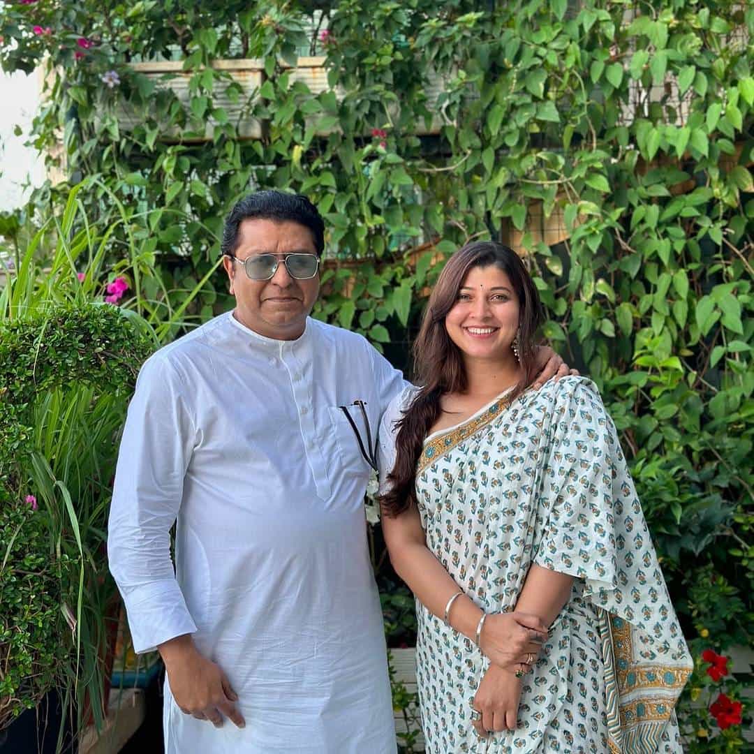 महाराष्ट्र नवनिर्माण सेनेचे अध्यक्ष राज ठाकरे यांचा 14 जून रोजी वाढदिवस होता. या वाढदिवसानिमित्त सर्वच क्षेत्रातून शुभेच्छांचा वर्षाव झाला. मराठमोळी अभिनेत्री तेजस्विनी पंडितनेही इन्स्टाग्रामवर राज ठाकरेंसोबतचे खास फोटो शेअर करत पोस्ट लिहिली आहे.