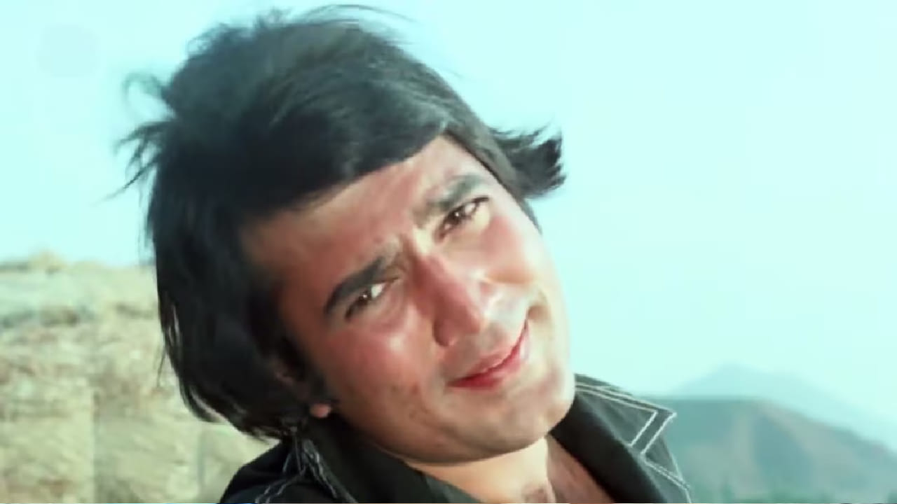 अशाच अजरामर प्रेमगीतांपैकी एक म्हणजे ‘हम दोनों दो प्रेमी दुनिया छोड़ चले’ हे गाणं. 1974 मध्ये प्रदर्शित झालेल्या ‘अजनबी’ या चित्रपटातील हे गाणं आजही रसिकांच्या आवडीच्या यादीत अग्रस्थानी आहे.