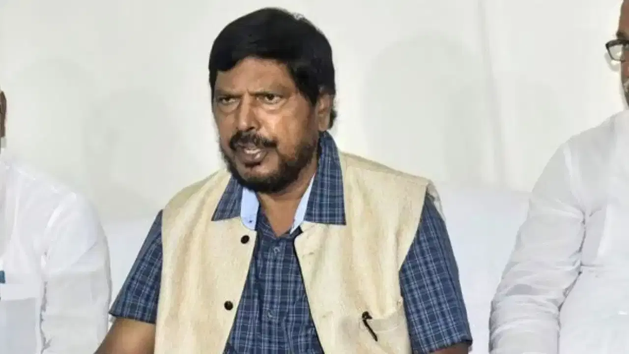 उरलेल्यांनी रिपब्लिकन पक्षात या, ममता दीदींच्या खासदारांना आठवलेंचं आवाहन उरलेल्यांनी रिपब्लिकन पक्षात या, ममता दीदींच्या खासदारांना आठवलेंचं आवाहन