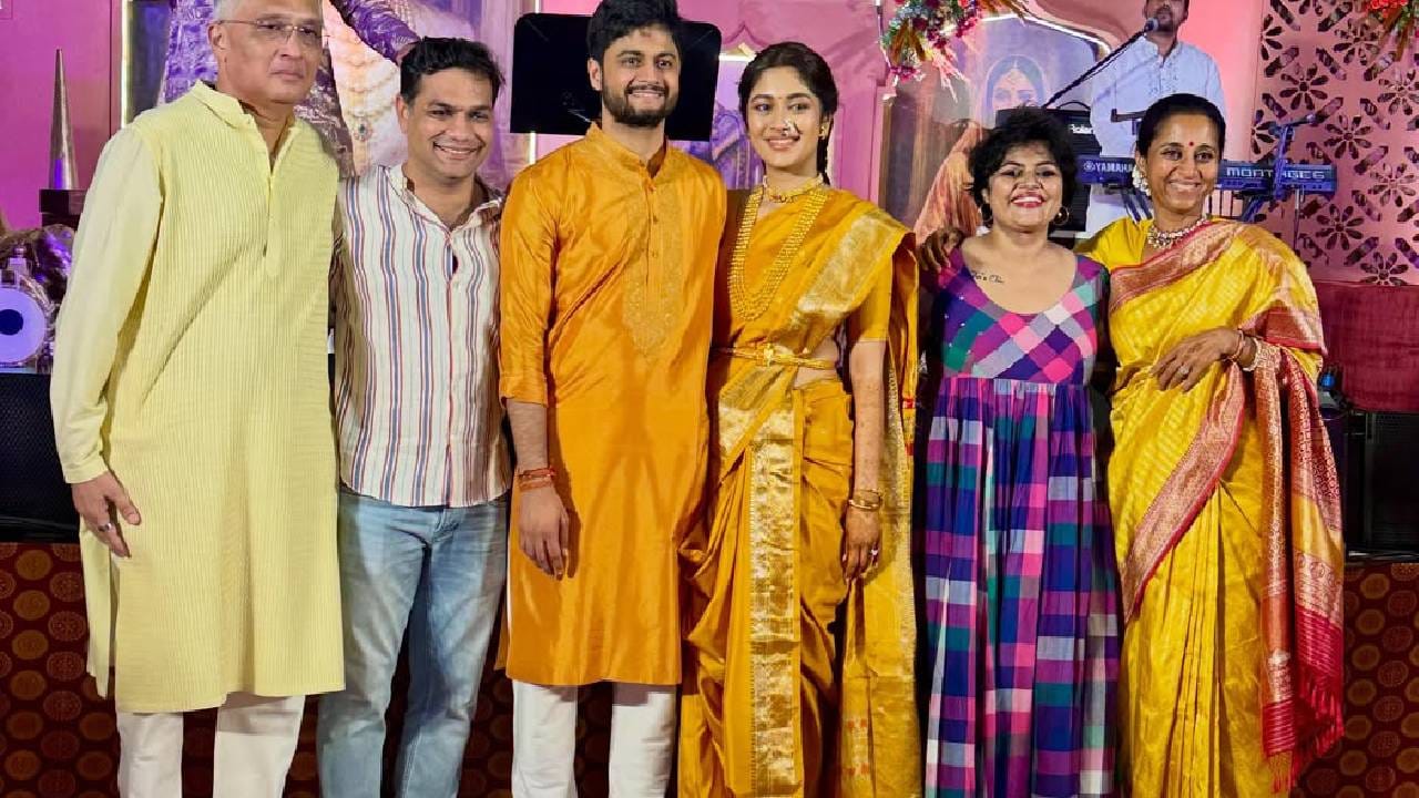 राष्ट्रवादी काँग्रेसच्या नेत्या, खासदार सुप्रिया सुळे यांच्या घरी लगीनघाई सुरू झाली आहे. सुप्रिया सुळे यांची लेक रेवती आणि नागपूरचे प्रसिद्ध उद्योगपती अरुण लखानी यांचे सुपुत्र अरुण लखानी हे लवकरच विवाहबद्ध होणार आहेत. त्या निमित्त लग्नाच्या विविध सोहळ्यांना,कार्यक्रमांना सुरूवात झाली असून नुकतीच सुप्रिया सुळेंच्या घरी पूजा झाली. कार्यक्रमाचे काही फोटो समोर आले आहेत. (All Photos : Social Media)
