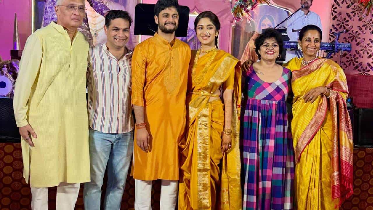 राष्ट्रवादी काँग्रेसच्या नेत्या, खासदार सुप्रिया सुळे यांच्या घरी लगीनघाई सुरू झाली आहे. सुप्रिया सुळे यांची लेक रेवती आणि नागपूरचे प्रसिद्ध उद्योगपती अरुण लखानी यांचे सुपुत्र सारंग लखानी हे लवकरच विवाहबद्ध होणार आहेत. त्या निमित्त लग्नाच्या विविध सोहळ्यांना,कार्यक्रमांना सुरूवात झाली असून नुकतीच सुप्रिया सुळेंच्या घरी पूजा झाली. कार्यक्रमाचे काही फोटो समोर आले आहेत. (All Photos : Social Media)