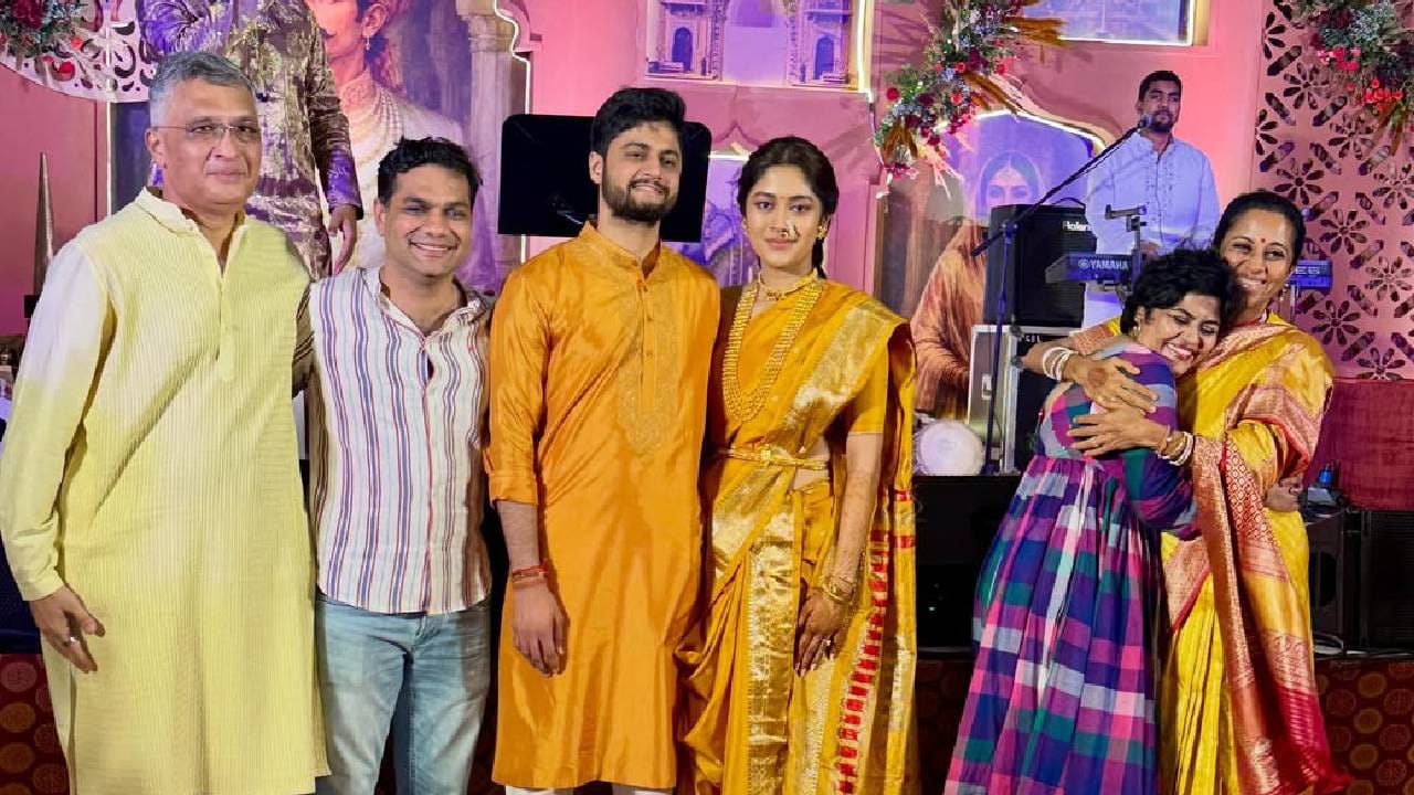 रेवती सुळे या शरद पवार यांच्या नात आहेत. फेब्रुवारी महिन्यात त्यांच्या लग्नाची अधिकृत घोषणा सुप्रिया सुळे यांनी केली. राजकीय वर्तुळात या विवाहाची बरीच चर्चा रंगली. रेवती आणि सांरग यांच्या लग्नाची जोरदार तयारी सुरू असून लग्नापूर्वीचे काही विधी, कार्यक्रम नुकतेच पार पडले. सोशल मीडियावर त्यांचे फोटो व्हायरल झाले आहेत. यावेळी रेवती आणि सारंग ट्विनिंग करत सुरेख पिवळेया पोशाखात दिसले. तर वधूमाय सुप्रिया सुळेंनेही पिवळ्या रंगाची साडी नेसली होती.