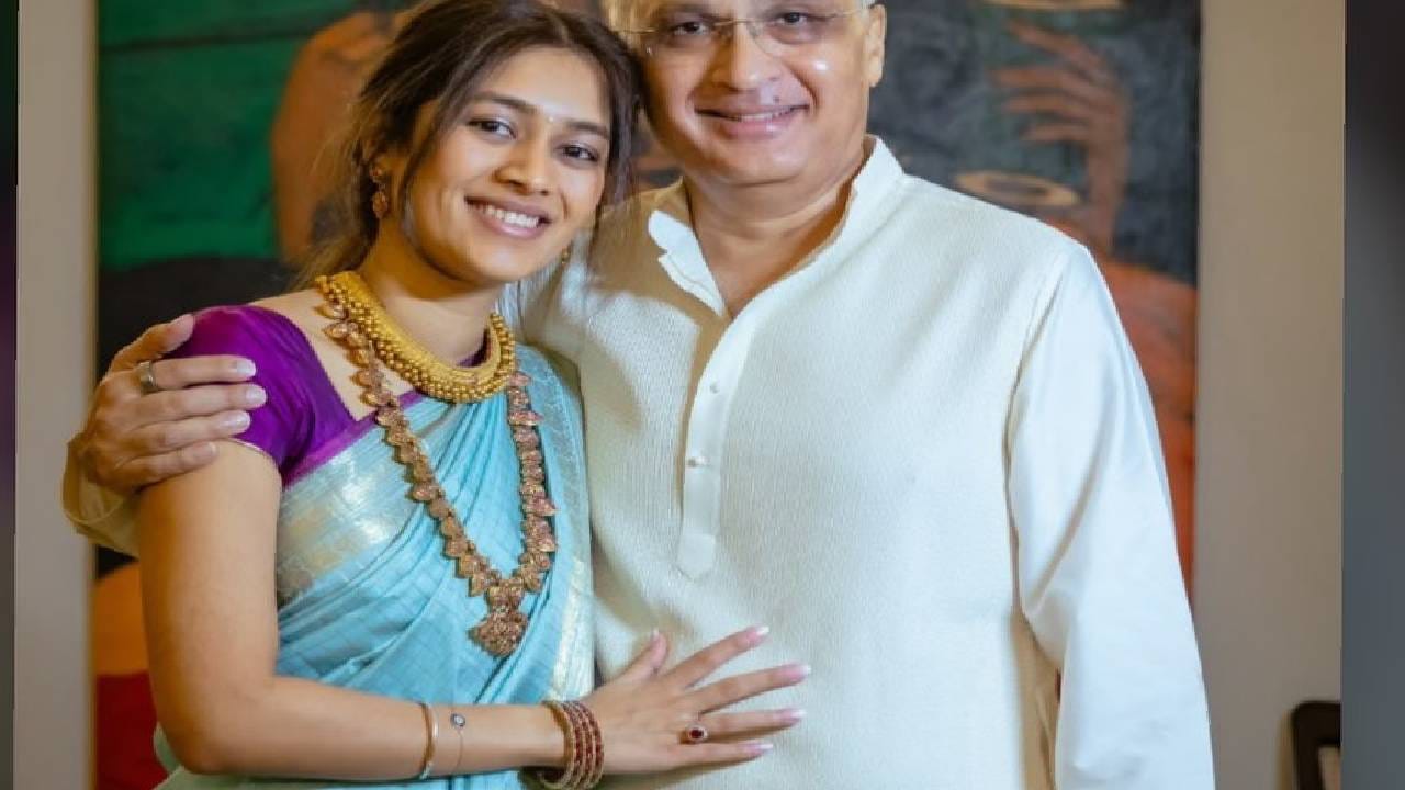 सुप्रिया व सदानंद सुळे या दोघांना रेवती आणि विजय अशी दोन मुलं आहेत. रेवती सुळे हिचा तिच्या वडिलांसोबतचा एक फोटोही समोर आला आहे. शरद पवारांची नात असलेल्या रेवतीने लंडन स्कूल ऑफ इकॉनॉमिक्स मधून अर्थशास्त्रातील पदवीचं शिक्षण पूर्ण केलं. तिथून तिने मास्टर्स डिग्री मिळवली . पवार कुटुंब, सुप्रिया सुळे यांच्यासारखी आई, असा मोठा वारसा असूनही रेवती सुळे राजकारणापासून दूर असते, फार प्रसिद्धी झोतात नसते.