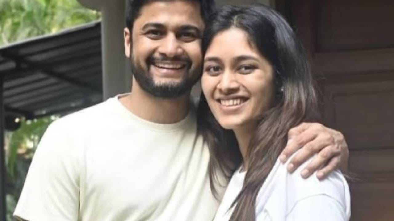 दरम्यान आता लवकरच रेवती आणि सारंग यांचं लग्न होणार आहे. मात्र सारंग यांचे वडील अरुण लखानी यांनी मोठा निर्णय घेत या दोघांचं रिसेप्शन पुढे ढकललं आहे. सार्वजनिक वाहनांनी प्रवास करा, परदेशवारी करू नका, असं आवाहन पंतप्रधान नरेंद्र मोदी यांनी केलं होते. त्याच पार्श्वभूमीवर लखानी यांनी हा निर्णय घेतला. माझ्या व्याहींनी नागपूरचं रिसेप्शन पुढं ढकललं आहे. पंतप्रधानांनी खर्च कमी करायला सांगितलं आहे. त्यामुळे हा निर्णय घेण्यात आला आहे, असं सुप्रिया सुळे यांनी काही दिवसांपूर्वीच नमूद केलं होतं.