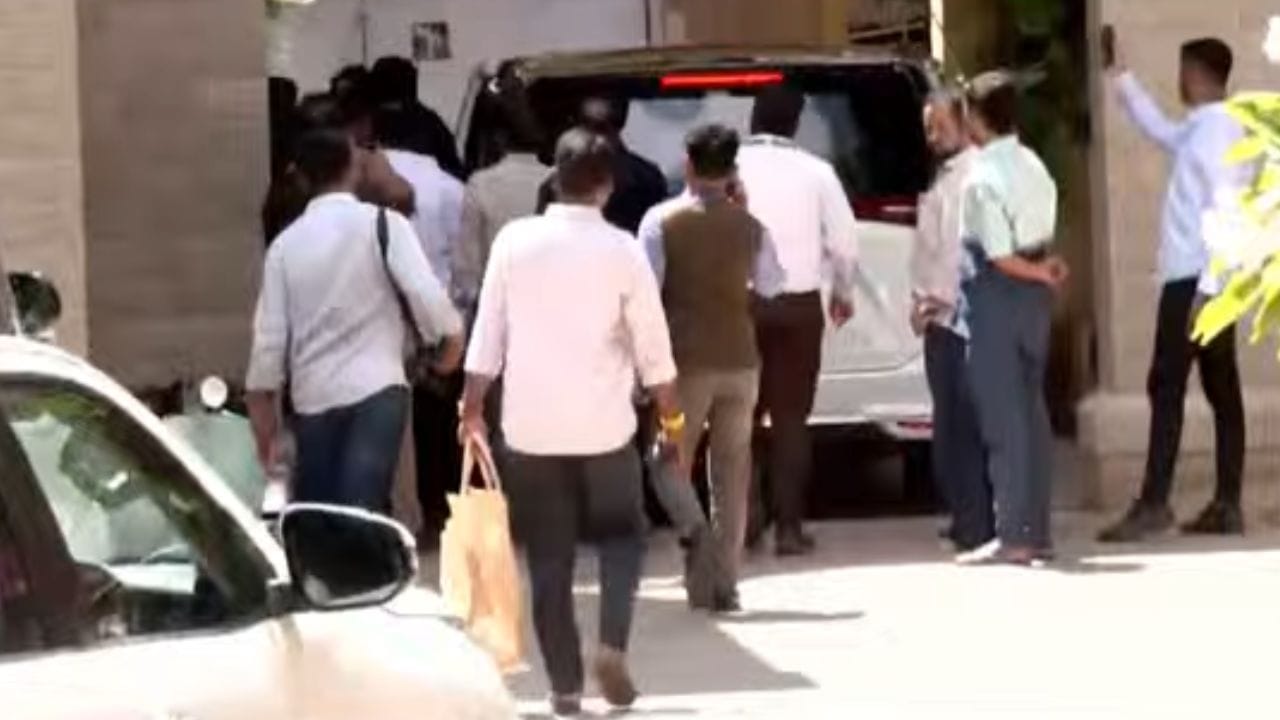 मोठी बातमी! 6 बंडखोर खासदार शिंदेंच्या निवासस्थानी, 7 व्या खासदारने टेन्शन वाढवलं, ठाकरेंना बसणार आणखी एक मोठा धक्का? मोठी बातमी! 6 बंडखोर खासदार शिंदेंच्या निवासस्थानी, 7 व्या खासदारने टेन्शन वाढवलं, ठाकरेंना बसणार आणखी एक मोठा धक्का?