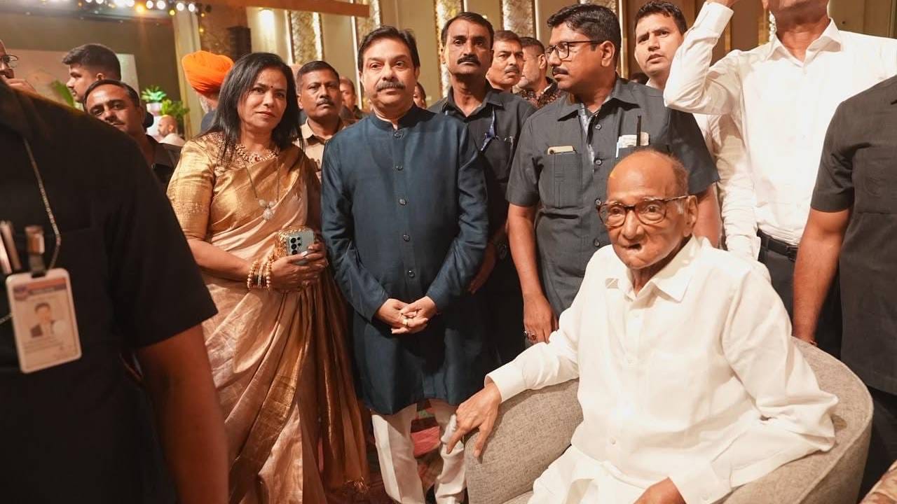 रेवती सुळे यांचा विवाह सारंग लखानी यांच्याशी २० जून २०२६ रोजी मुंबईत मोठ्या थाटामाटात पार पडला. नातीच्या लग्नातील शरद पवारांच्या लूकची जोरदार चर्चा सुरु आहे.