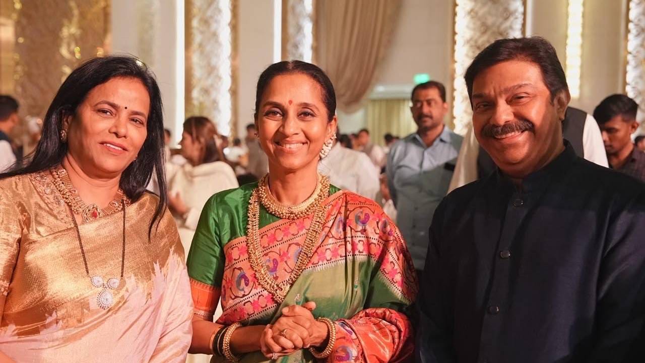तसेच सुप्रिया सुळे यांच्या लूकची देखील चांगलीच चर्चा रंगली आहे. त्यांचे लेकीच्या लग्नातील लूकचे फोटो व्हायरल झाले आहेत. 