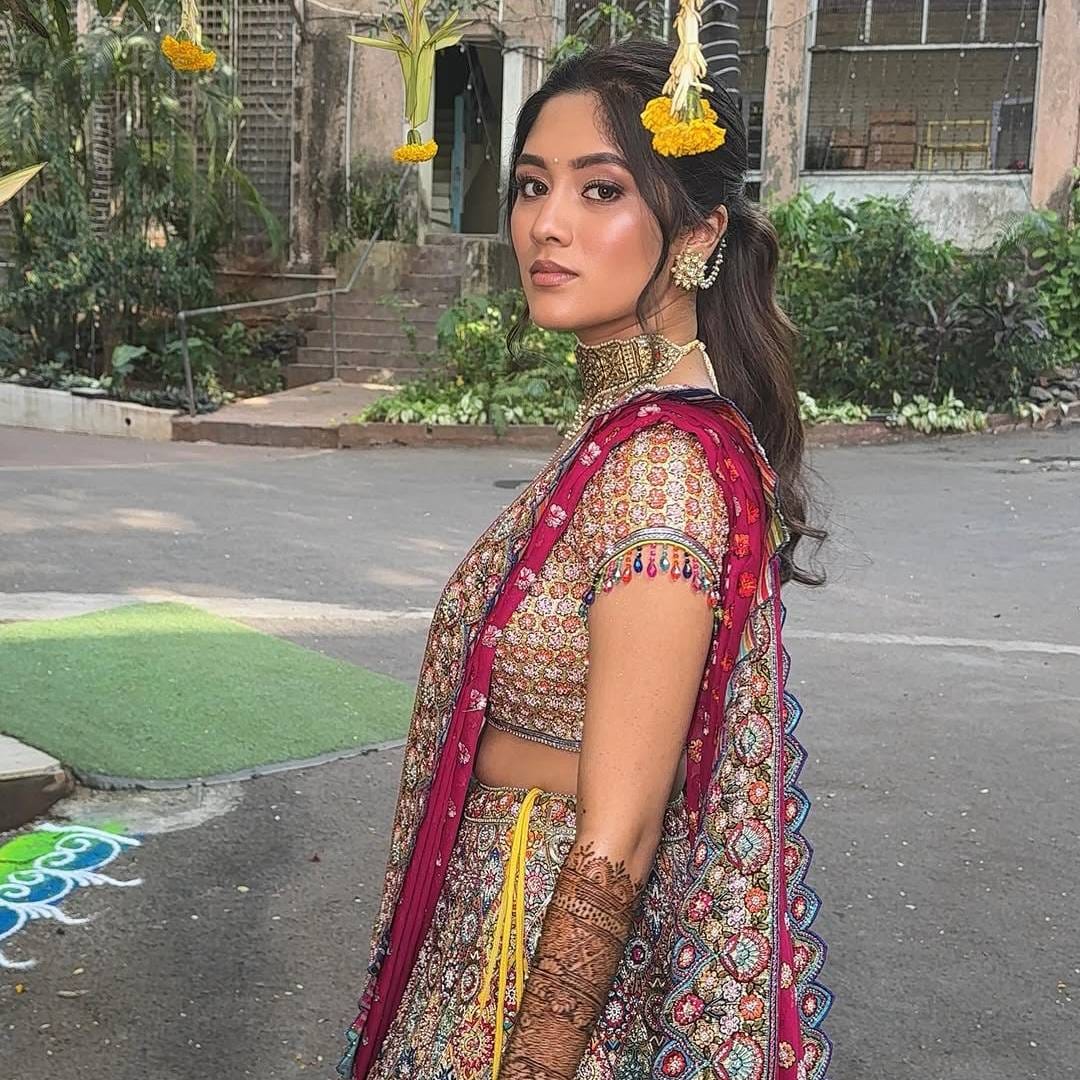 लेहंग्या आणि दागिन्यांसह मेहंदीचा हा लूक पूर्ण करण्यासाठी रेवतीने हलका मेकअप आणि साधी पण तितकीच आकर्षक हेअरस्टाइल केली होती. यामुळे तिचं हे रुप खूपच देखणं आणि सुंदर दिसत होतं.
