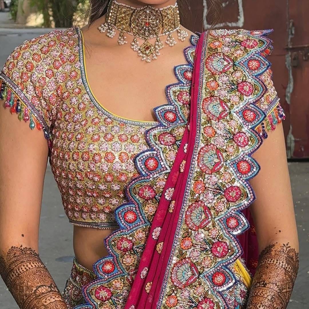 'डाबिरी काऊचर'चा हा मल्टिकलर भरजरी लेहंगा, त्यावर साजेसं असं गळ्यात चोकर आणि कानातले तिने घातले होते. तिचा हा संपूर्ण लूक अत्यंत आकर्षक आणि सुंदर वाटत होता. या फोटोंमध्ये रेवतीच्या हातावरील मेहंदीनेही नेटकऱ्यांचं लक्ष वेधलं.