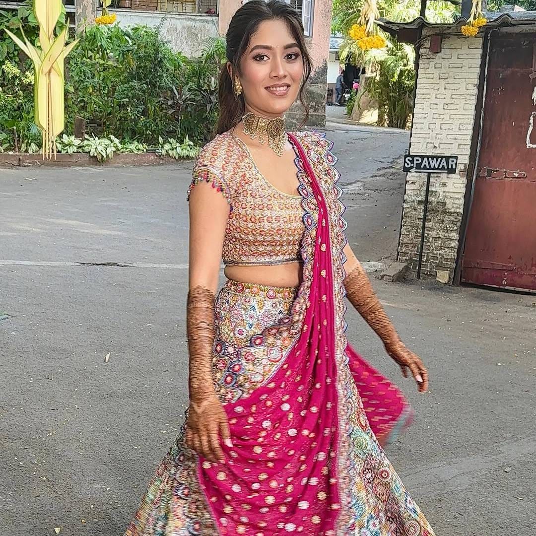 या मेहंदी सोहळ्यातील रेवतीच्या खास लूकचे काही फोटो मेकअप आर्टिस्ट आंचल ठक्कर यांनी सोशल मीडियावर पोस्ट केले आहेत. मेहंदी सोहळ्यासाठी रेवतीने मल्टिकलर लेहंग्याची निवड केली होती. या लेहंग्यामध्ये ती खूपच सुंदर दिसत होती.