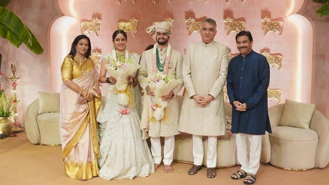 राष्ट्रवादी काँग्रेस (शरदचंद्र पवार) पक्षाच्या खासदार सुप्रिया सुळे आणि सदानंद सुळे यांची कन्या रेवती सुळेचा विवाहसोहळा काल 20 जून रोजी पार पडला. या लग्नाची सध्या राजकीय वर्तुळात चर्चा रंगली आहे.
