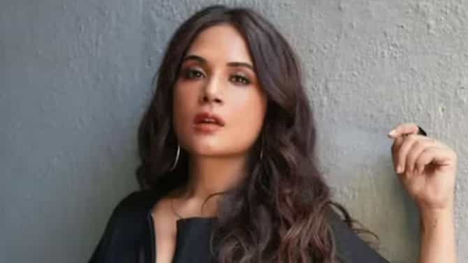 त्या सवालावर बोलतीच बंद... अभिनेत्री ऋचा चड्ढावर महिला काहीच्या काही भडकली