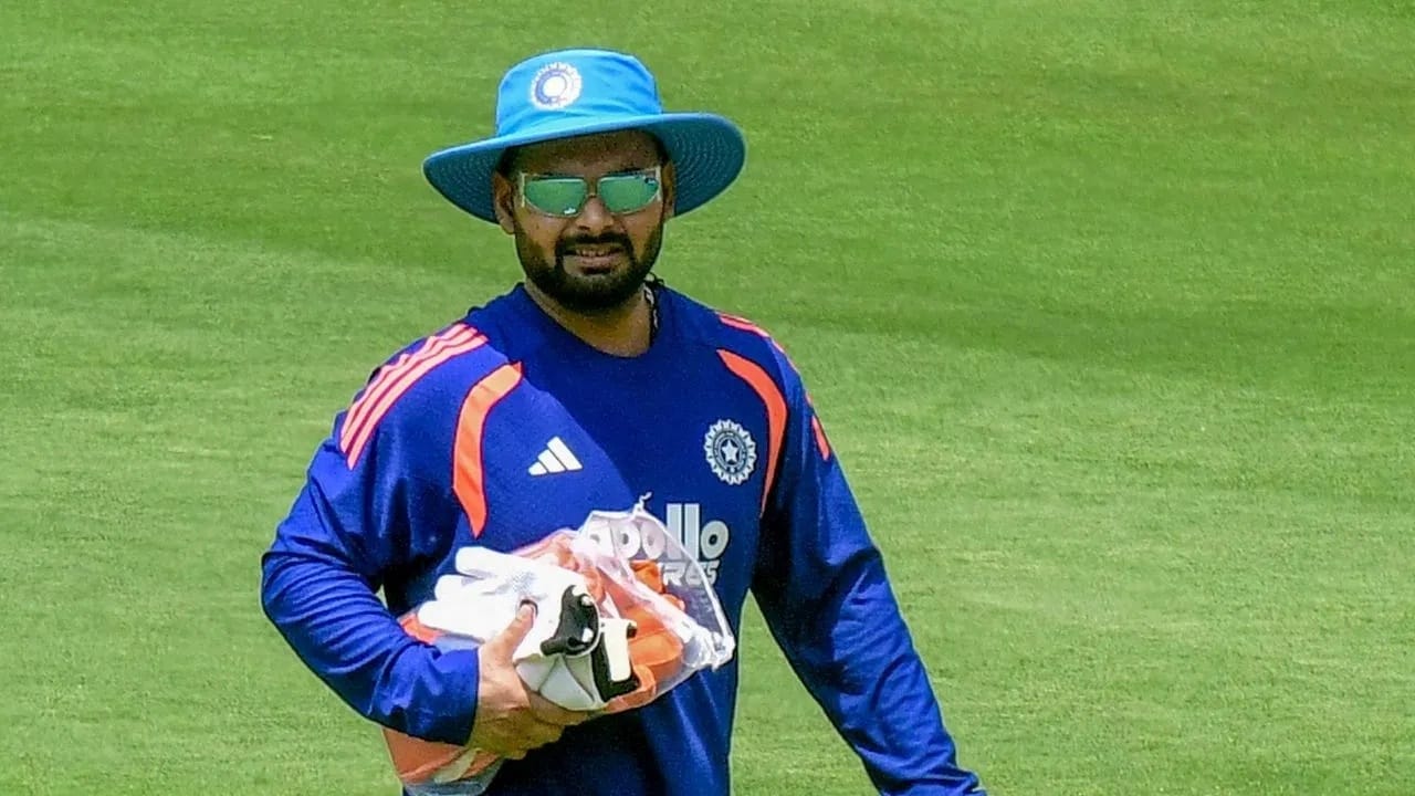 ऋषभ पंत याने कसोटी क्रिकेटमध्ये खास अर्धशतक पूर्ण केलं आहे. ऋषभ पंत टीम इंडियासाठी 50 कसोटी सामने खेळणारा तिसरा विकेटकीपर ठरला आहे. (Photo Credit: PTI)