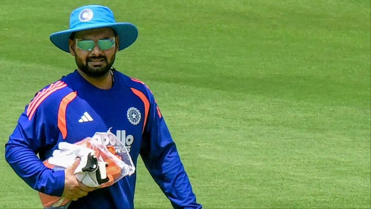 ऋषभ पंत टीम इंडियासाठी सर्वात कमी वयात टी 20i पदार्पण करणारा दुसरा खेळाडू आहे. पंतने 1 फेब्रुवारी 2017 साली इंग्लंड विरुद्ध वयाच्या 19 वर्ष 120 व्या दिवशी पदार्पण केलं होतं. (Photo Credit : PTI)