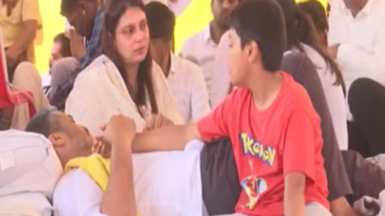 रोहित पवारांची तब्येत खालावली; बीपी, शुगर लो, डॉक्टरांकडून मोठी अपडेट, कुटुंबाच्या डोळ्यात पाणी रोहित पवारांची तब्येत खालावली; बीपी, शुगर लो, डॉक्टरांकडून मोठी अपडेट, कुटुंबाच्या डोळ्यात पाणी