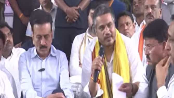 मोठी बातमी! त्या अटीवर रोहित पवारांचं अन्नत्याग आंदोलन मागे, गिरीश महाजन यांच्या मध्यस्थीला यश