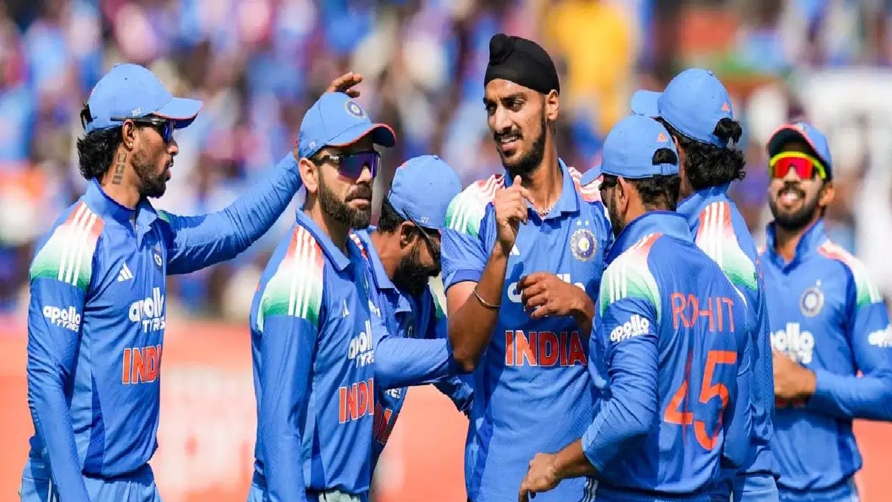 टीम इंडियाने आयसीसी वनडे रँकिगमध्ये आपला दबदबा कायम ठेवला आहे. टीम इंडियाने अनेक महिने वनडे सीरिज खेळलेली नाही. त्यानंतरही ब्लु आर्मी नंबर 1 आहे. टीम इंडिया खात्यात 118 रेटिंग पॉइंट्स आहेत. टीम इंडिया अफगाणिस्तान विरुद्ध 13 जूनपासून एकदिवसीय मालिका खेळणार आहे. भारतीय संघाला ही मालिका जिंकून रँकिंगमधील आपलं अव्वल स्थान आणखी भक्कम करण्याची संधी आहे. (Photo Credit : PTI)
