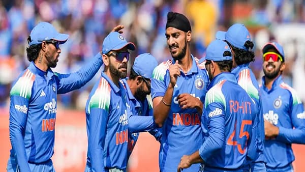 टीम इंडियाने आयसीसी वनडे रँकिगमध्ये आपला दबदबा कायम ठेवला आहे. टीम इंडियाने अनेक महिने वनडे सीरिज खेळलेली नाही. त्यानंतरही ब्लु आर्मी नंबर 1 आहे. टीम इंडिया खात्यात 118 रेटिंग पॉइंट्स आहेत. टीम इंडिया अफगाणिस्तान विरुद्ध 13 जूनपासून एकदिवसीय मालिका खेळणार आहे. भारतीय संघाला ही मालिका जिंकून रँकिंगमधील आपलं अव्वल स्थान आणखी भक्कम करण्याची संधी आहे. (Photo Credit : PTI)