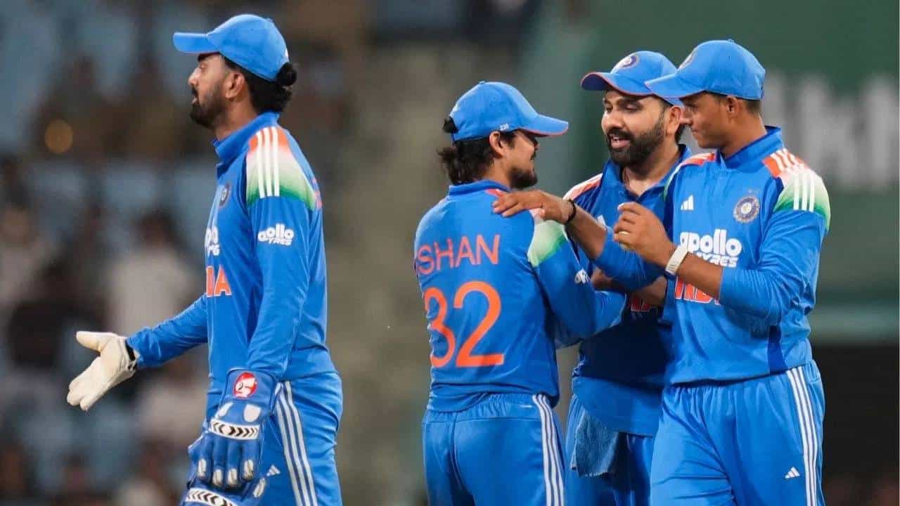 भारत आणि अफगाणिस्तान यांच्यात तिसरा वनडे सामना सुरू आहे. या सामन्यात नाणेफेकीचा कौल जिंकून अफगाणिस्तानने प्रथम फलंदाजी घेतली. पण त्यांच्या डावाची सुरूवात काही खास झाली नाही. पहिल्या दहा षटकात संघाने 4 महत्त्वाचे खेळाडू गमावले. (PHOTO CREDIT-PTI)