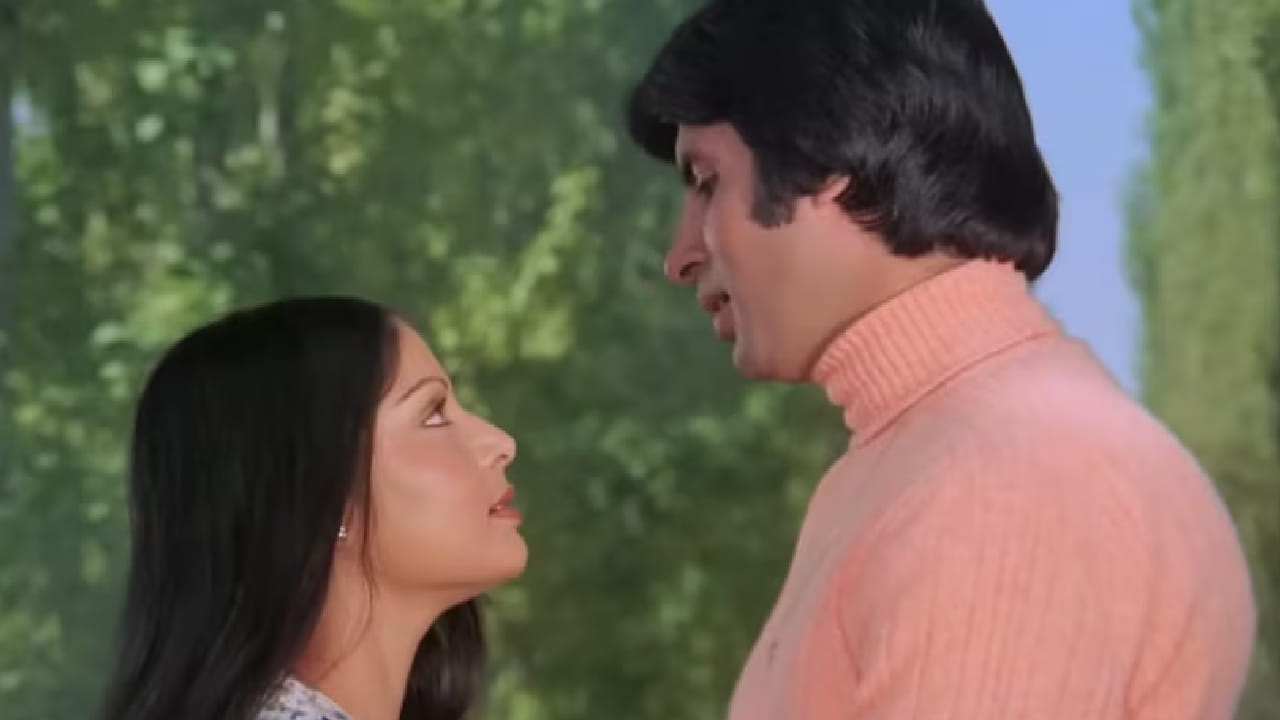 या गाण्याला ज्येष्ठ गायक मुकेश यांनी आवाज दिला होता. शब्द, संगीत आणि गायन यांचा अप्रतिम संगम झाल्यामुळे हे गाणे प्रदर्शित होताच प्रचंड लोकप्रिय झाले. 'कभी कभी मेरे दिल में ख्याल आता है, कि जैसे तुझको बनाया गया है मेरे लिए' या ओळींनी त्या काळातील प्रेमी युगुलांच्या भावना व्यक्त केल्या.