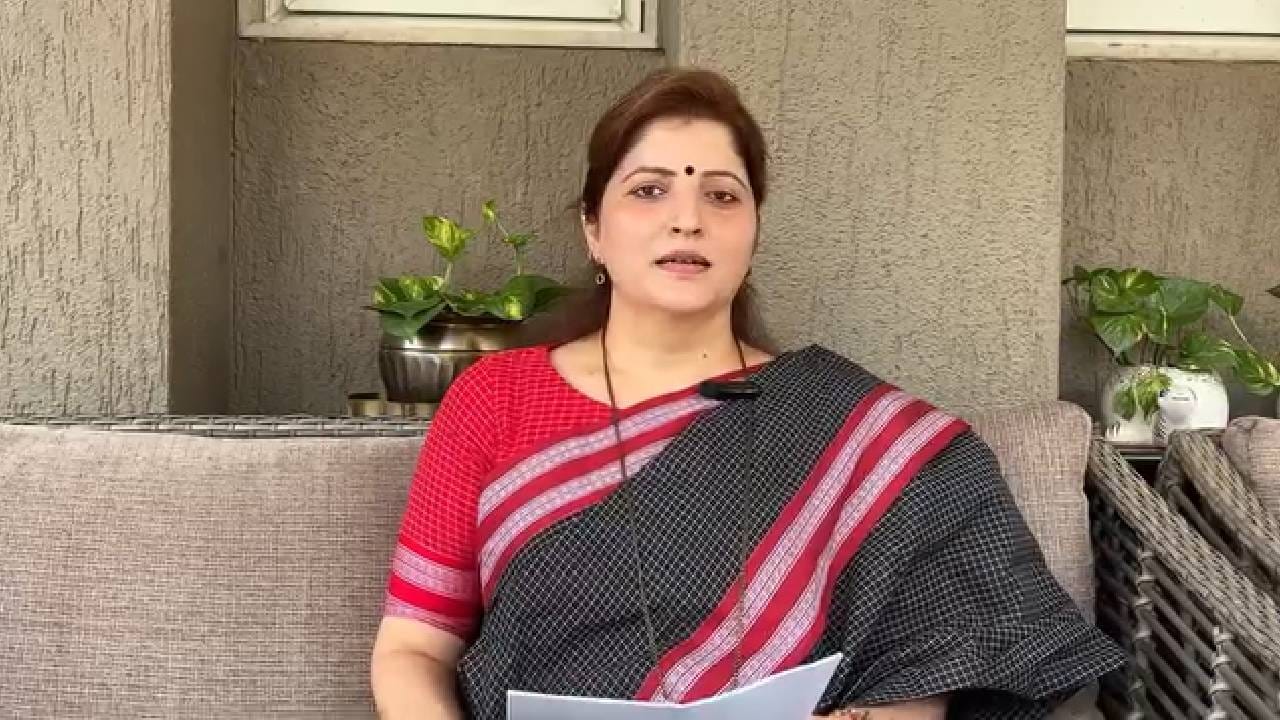 Rupali Chakankar: संपूर्ण वस्त्रात असलेल्या स्त्री