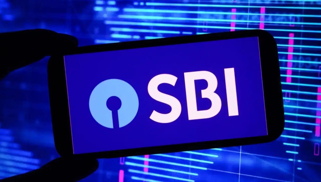 SBI मध्ये नोकरीची सुवर्णसंधी, दर महिन्याला मिळणार 15 हजार, कधीपर्यंत करता येणार अर्ज? SBI मध्ये नोकरीची सुवर्णसंधी, दर महिन्याला मिळणार 15 हजार, कधीपर्यंत करता येणार अर्ज?