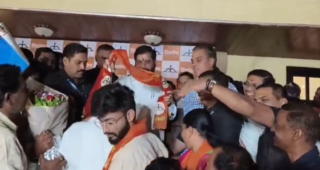 विधानपरिषदेच्या निवडणुकीमुळे राज्याचे राजकारण ढवळून निघाले आहे. काही नेत्यांनी राजकीय सोय पाहून पक्षबदल केला आहे. या निवडणुकीत अनेक जागांवर बिनविरोध निवड झाली आहे.