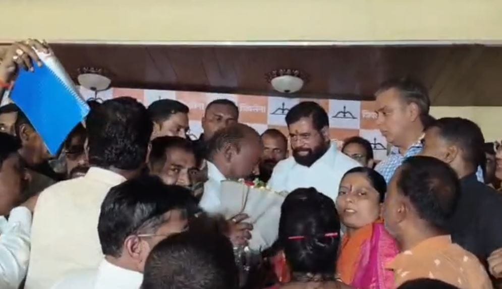 एकीकडे या निवडणुकीने वातावरण तापलेले असतानाच आता सोलापुरातील एका पक्षबदलाची सगळीकडे चर्चा आहे. सोलापुरात काँग्रेसला मोठा धक्का बसला आहे. तेथील महत्त्वाच्या नेत्यांना काँग्रेस पक्षाला सोडचिठ्ठी देत थेट एकनाथ शिंदे यांच्या पक्षात प्रवेश केला आहे.