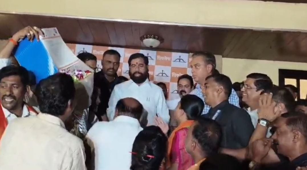 या नेत्याचा हा पक्षप्रवेश म्हणजे सोलापूरच्या काँग्रेसच्या खासदार प्रणिती शिंदे यांना मोठा धक्का असल्याचे बोलले जात आहे. सोलापूर काँग्रेसचे जिल्हा संघटक रमेश हसापुरे यांनी शिवसेना (शिंदे गट) पक्षात प्रवेश केला आहे.