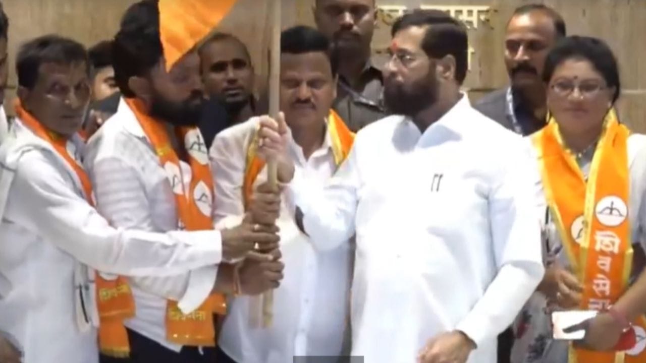 शिवसेना शिंदे गटाचा काँग्रेसला मोठा दणका, साहेबराव कांबळे या
