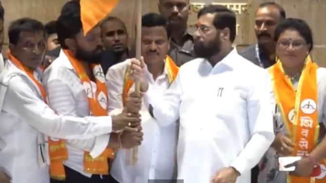 शिवसेना शिंदे गटाचा काँग्रेसला मोठा दणका, साहेबराव कांबळे यांच्यासह कार्यकर्त्यांचा पक्ष प्रवेश..
