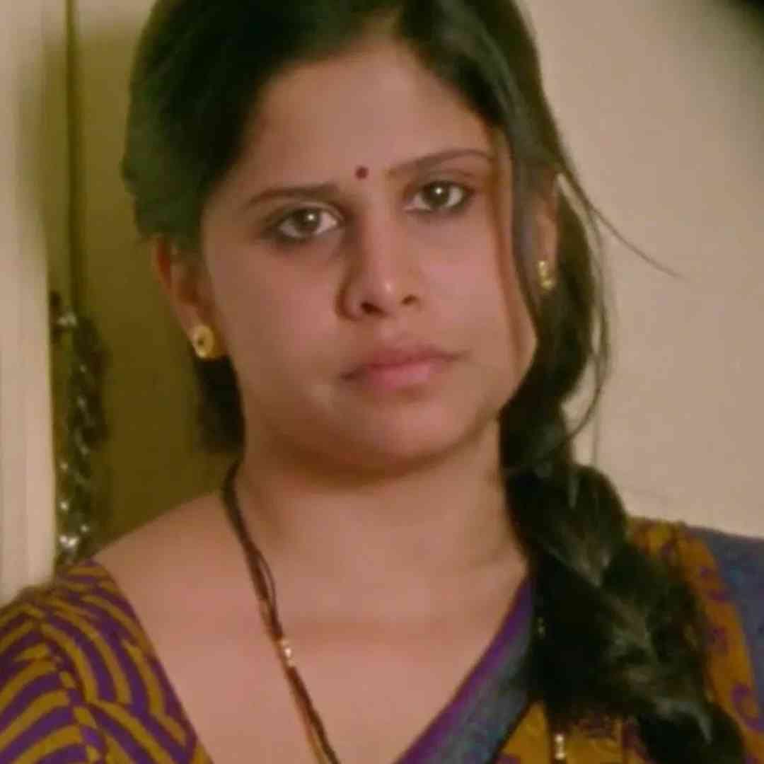 सई नेहमीच मराठी चित्रपटात दिसते. पण मध्ये-मध्ये ती बॉलिवूड फिल्मस मध्येही काम करते. सईने वेक अप सिड आणि अघोर सारख्या चित्रपटांमध्ये काम केलं. पण हिंदी प्रेक्षकांमध्ये सईला खरी ओळख 2015 साली आलेल्या हंटर चित्रपटामुळे मिळाली. त्यात तिने भाभीचा रोल साकारलेला.