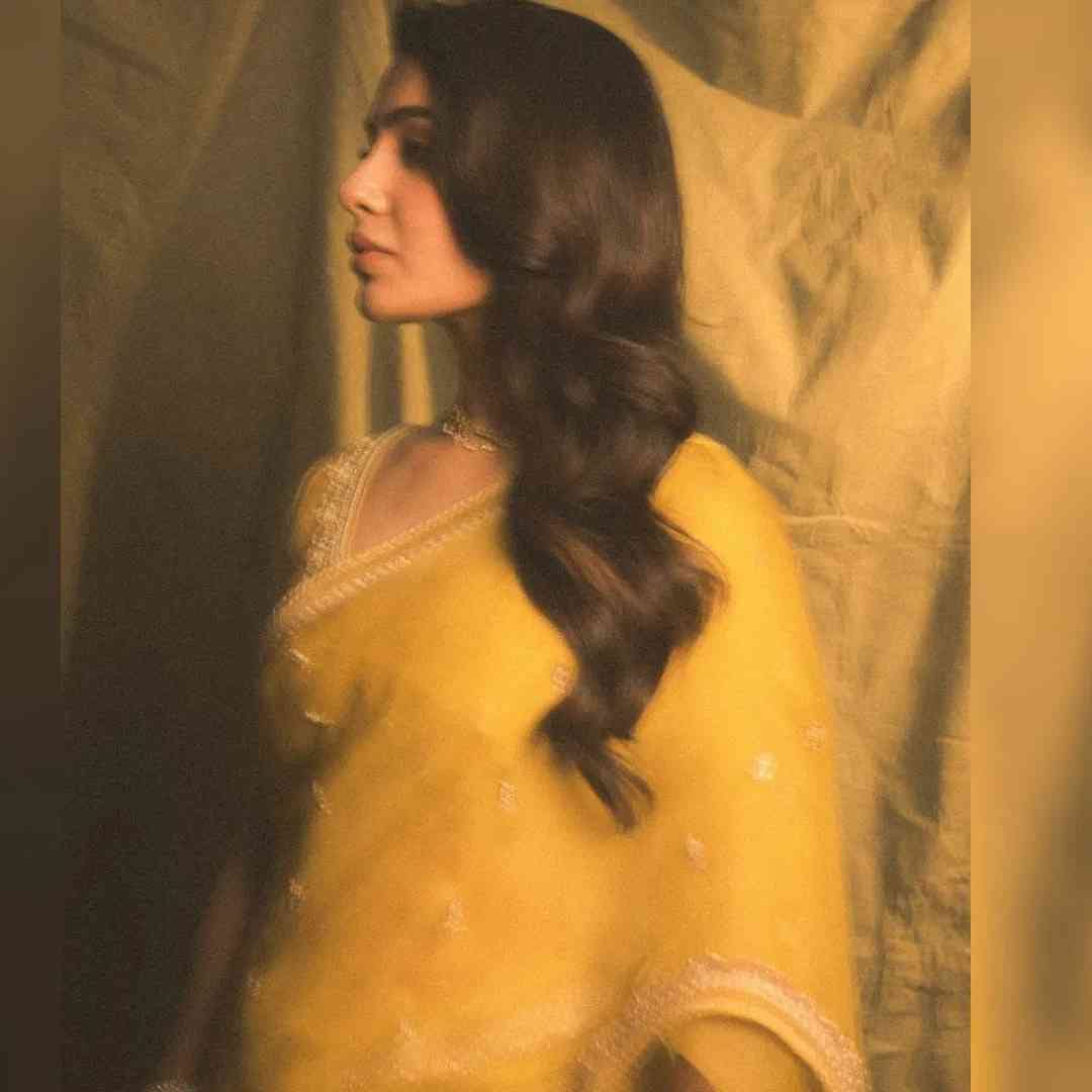 गळ्यात स्टेटमेंट नेकलेस घातला आहे. केसांची क्लासिक स्टाइल केली आहे. कपाळावर काळी टिकली लावून अभिनेत्रीने आपला लूक कंप्लीट केला आहे. या लूकमध्ये समांथा खूप सुंदर दिसतेय. कमेंट्समध्ये फॅन्स तिचं भरपूर कौतुक करतायत.