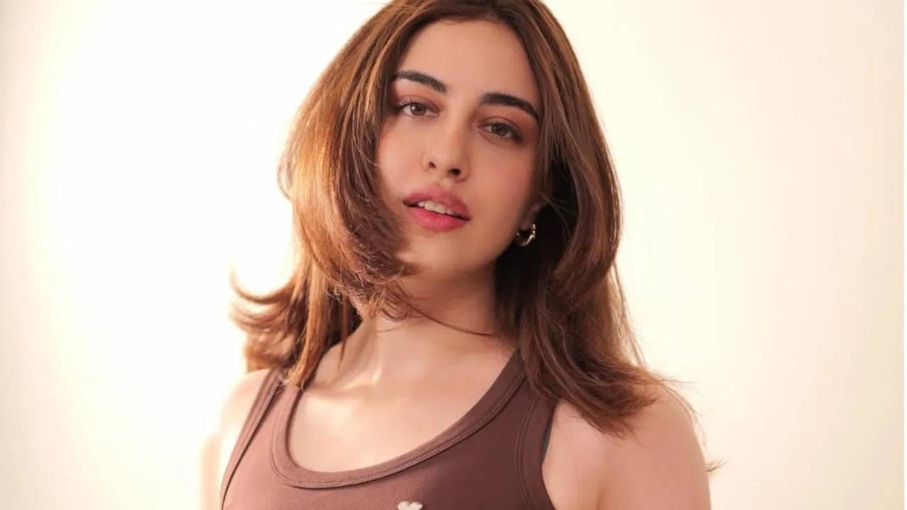 सोशल मीडियावर केला जाणारा दावा पूर्णपणे चुकीचा ठरला आहे. कारण अर्शदीप सिंग आणि समरीन कौर यांचं ब्रेकअप वगैरे काही झालेलं नाही. दुसरीकडे त्यांनी इंस्टाग्रामवर एकमेकांना अनफॉलो केल्याच्या बातम्याही चुकीच्या आहेत.  कारण ते आता एकमेकांना फॉलो करत आहेत.  (Photo: Social Media)