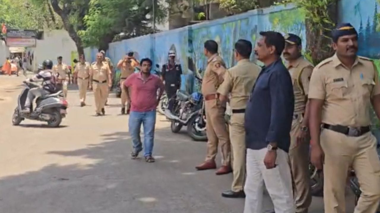 सध्या दिल्लीतील घडामोडींना वेग आला असताना उत्तर पूर्व मुंबईचे खासदार संजय दिना पाटील यांच्या घराबाहेरील सुरक्षेत वाढ करण्यात आली आहे. घराच्या आसपास पोलिसांचा फौजफाटा तैणात करण्यात आला आहे.