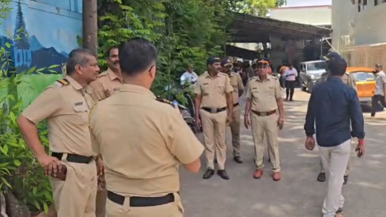 शिवसेना ठाकरे गटाच्या फुटलेल्या खासदारांनी वेगळा गट स्थापन केल्यानंतर कोणताही अनुचित प्रकार घडू नये म्हणून पोलिस बंदोबस्त वाढवण्यात आल्याचे समोर आले आहे.