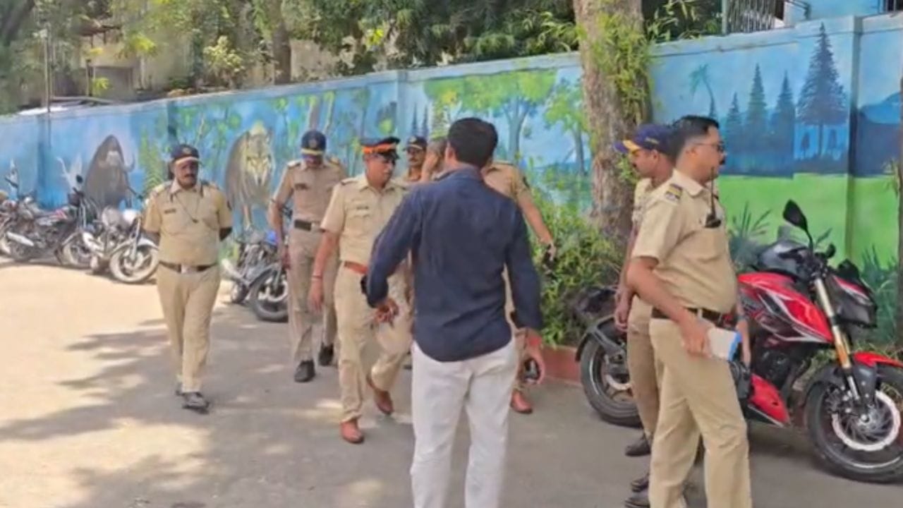 हिंगोलीचे नागेश पाटील आष्टीकर, शिर्डीचे भाऊसाहेब वाघचौरे, उत्तर पूर्व मुंबईचे संजय दिना पाटील, वाशिमचे संजय देशमुख, धाराशिवचे ओमराजे निंबाळकर आणि परभणीचे संजय जाधव यांनी उद्धव ठाकरे यांची साथ सोडली आहे.