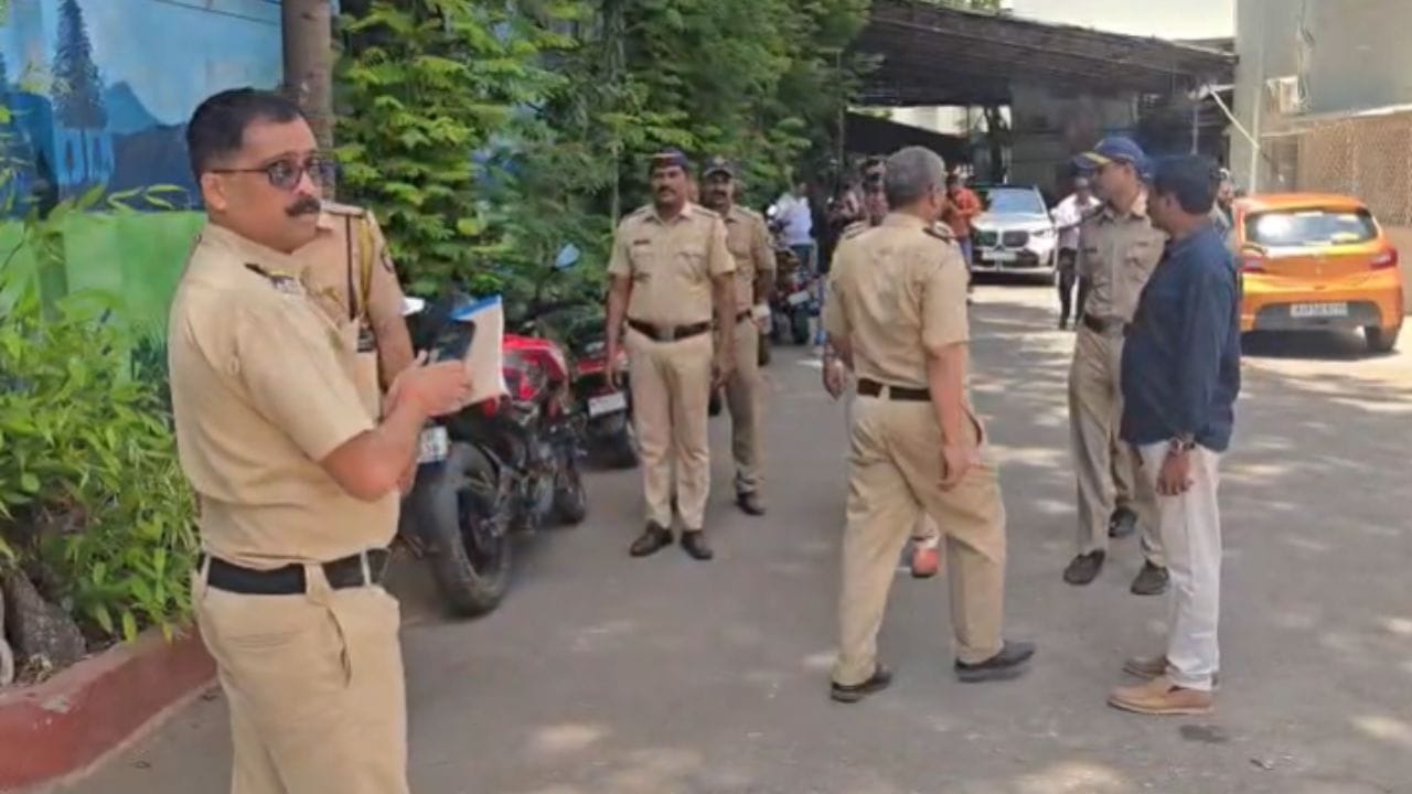 शिवसेना उद्धव बाळासाहेब ठाकरे पक्षाचे 6 खासदार फुटले आहेत. या खासदारांनी वेगळा गट स्थापन केला आहे. त्यामुळे उद्धव ठाकरेंना मोठा धक्का बसला आहे.