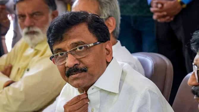 UBT MP Spilt : राऊत रस्त्यावर कपडे फाडून फिरणार आहेत, एकनाथ शिंदे यांच्या जवळच्या माणसाची जिव्हारी लागणारी टीका