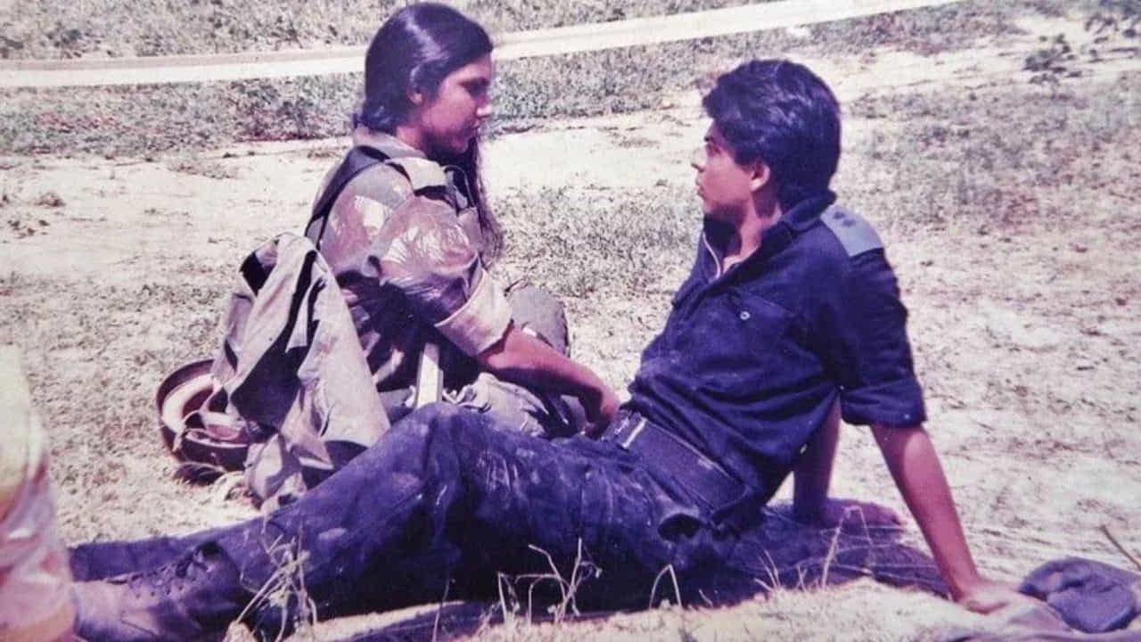 दूरदर्शनवरील ‘रामायण’ आणि ‘महाभारत’ यांसारख्या लोकप्रिय मालिकांबरोबरच काही मालिकांनी प्रेक्षकांना उत्तम मनोरंजनासोबतच प्रेरणादायी कथा दिल्या. त्यापैकीच एक म्हणजे 1988 मध्ये प्रसारित झालेली ‘फौजी’ ही मालिका. या मालिकेमुळेच पुढे शाहरुख खानला बॉलिवूडचा ‘किंग खान’ म्हणून ओळख मिळाली.