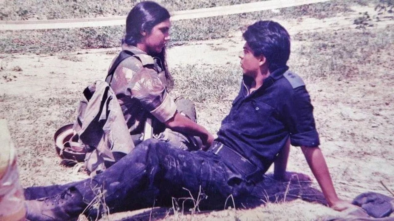 दूरदर्शनवरील ‘रामायण’ आणि ‘महाभारत’ यांसारख्या लोकप्रिय मालिकांबरोबरच काही मालिकांनी प्रेक्षकांना उत्तम मनोरंजनासोबतच प्रेरणादायी कथा दिल्या. त्यापैकीच एक म्हणजे 1988 मध्ये प्रसारित झालेली ‘फौजी’ ही मालिका. या मालिकेमुळेच पुढे शाहरुख खानला बॉलिवूडचा ‘किंग खान’ म्हणून ओळख मिळाली.