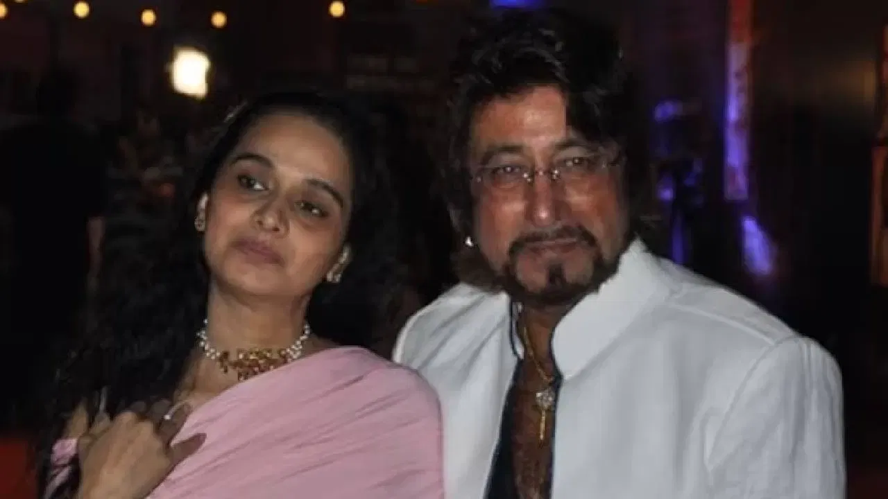 शिवांगी यांनी अनेक चित्रपटांसाठी आवाज दिला आणि संगीताविषयीची आपली आवड कायम ठेवली. मात्र त्यांनी कधी ग्लॅमर आणि स्टारडमच्या शर्यतीत भाग घेण्याचा प्रयत्न केला नाही. शिवांगी कोल्हापुरे आणि शक्ती कपूर यांची पहिली भेट १९८० च्या दशकात ‘किस्मत’ या चित्रपटाच्या सेटवर झाली. हळूहळू मैत्री प्रेमात रूपांतरित झाली. पण त्यांच्या नात्याला कुटुंबाची मंजुरी मिळाली नाही. त्या काळात शक्ती कपूर उद्योगात संघर्ष करत होते आणि बहुतेक वेळा खलनायकाच्या भूमिकांमुळे त्यांची इमेजही तशीच बनली होती.