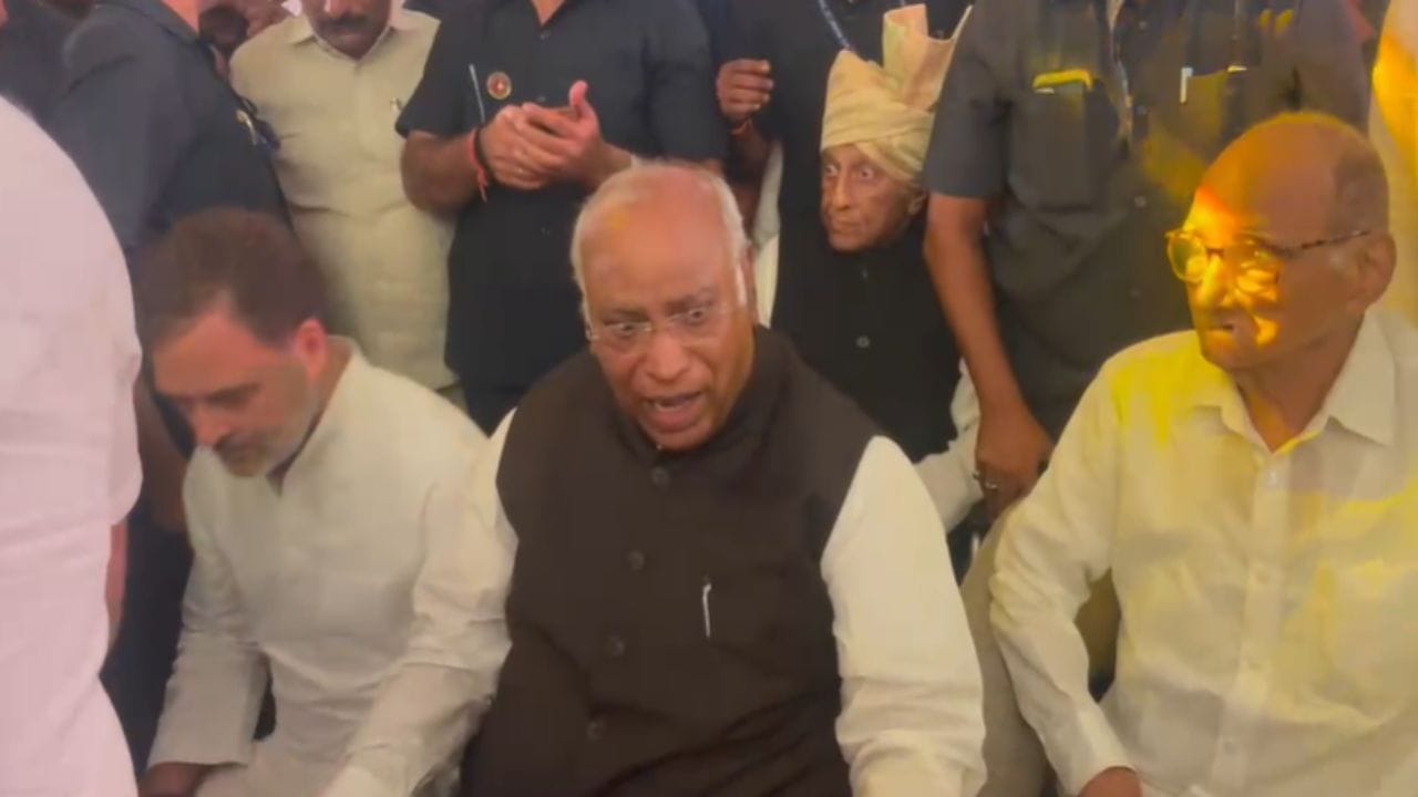 रेवती सुळे आणि सारंग लखानी यांच्या विवाह सोहळ्याला शरद पवार, देवेंद्र फडणवीस, मोहन भागवत, राज ठाकरे, भगवंत  मान, जयंत पाटील, जितेंद्र आव्हाड, राहुल गांधी, वर्षा गायकवाड, डीएमकेच्या खासदार कनिमोझी, रोहित पवार, ओमर अब्दुल्ला, फारुक अब्दुल्ला, उपमुख्यमंत्री सुनेत्रा पवार, खासदार पार्थ पवार आणि कायनात धार या लग्नासाठी पोहचल्या आहेत. 