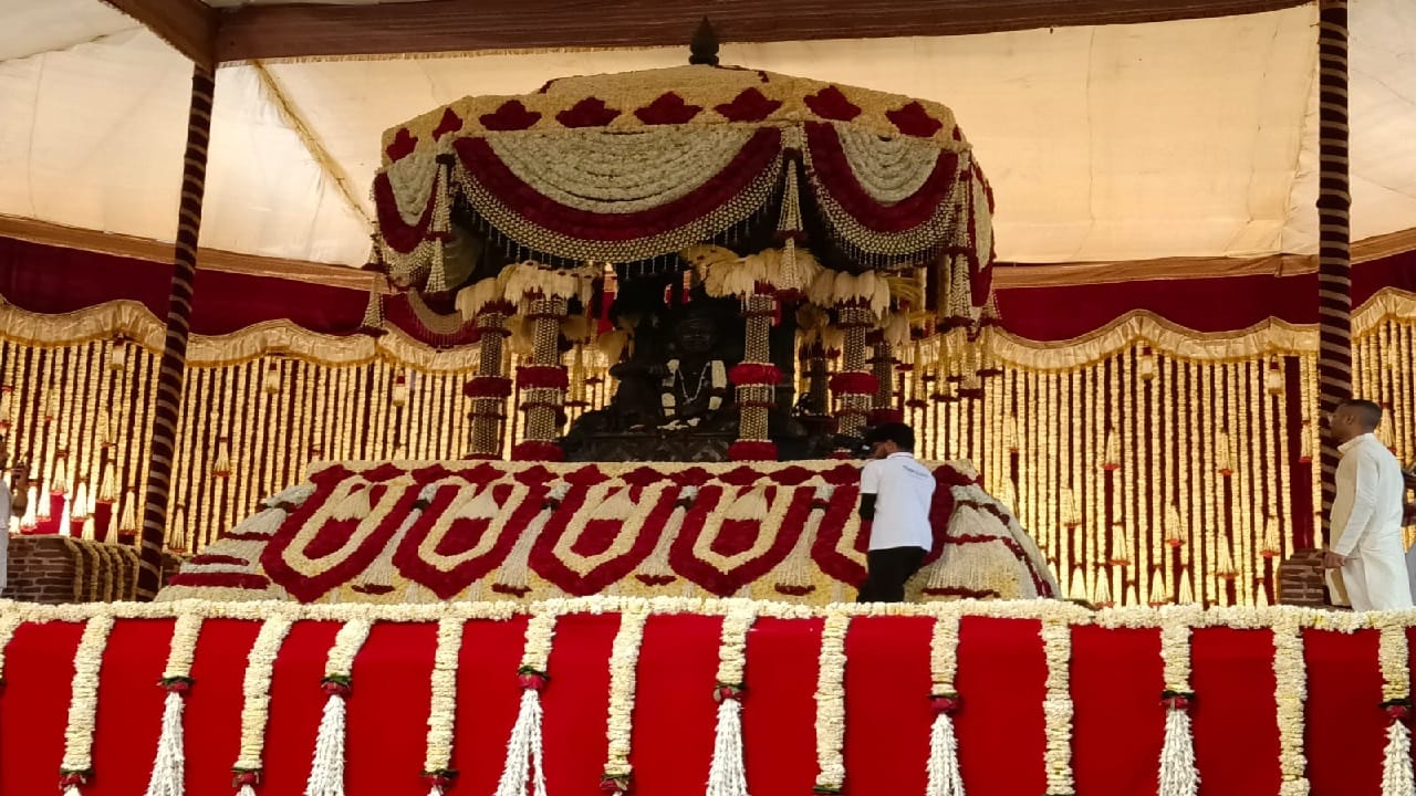 त्यातच आज रायगडावर अनेक शिवभक्त येत असताना 4 वर्षाची लहान शिवकन्या देखील आपल्याला पाहायला मिळत आहे. या शिवकन्याने रायगडावर आता पर्यंत 200 झाडे लावली आहेत. तसेच ह्या शिवकन्याला महाराष्ट्रामधील चार पुरस्कार देखील प्राप्त झाले आहेत.. 