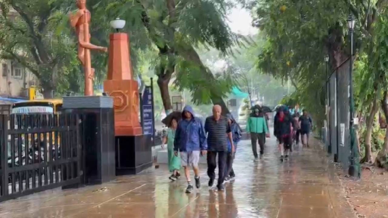काळ्या ढगांच्या गर्दीनंतर दादरमध्ये पावसाचे आगमन झालं . दादरच्या शिवाजी पार्कातही जोरदार पाऊस झाला. अचानक आलेल्या पावसामुळे नागरिकांची धावपळ उडाली.
