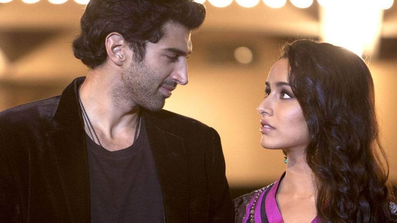 1. Aashiqui 2 (2013) -  श्रद्धा कपूर हीने आशिकी - २ मधून दणक्यात पदार्पण केले होते. या चित्रपटात अभिनेता आदित्य रॉय कपूर याच्याबरोबर श्रद्धा कपूर हीचाही संयत अभिनय गाजला होता. आरोही नावाचे कॅरेक्टर श्रद्धाने साकारले होते. हा चित्रपट म्युझिकट हीट ठरला होता.