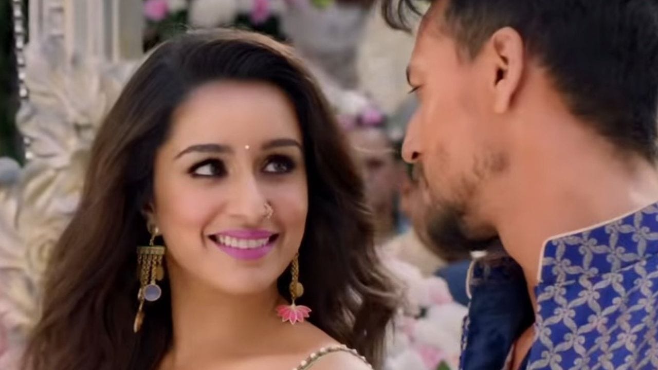 5. Baaghi (2016) - हा देमारपट होता. यात श्रद्धाने सिया नावाचे कॅरेक्टर साकारले होते. टायगर श्रॉफ याच्या सोबत तिची केमिस्ट्री जुळली होती. या चित्रपट कमर्शियली हीट झाला.