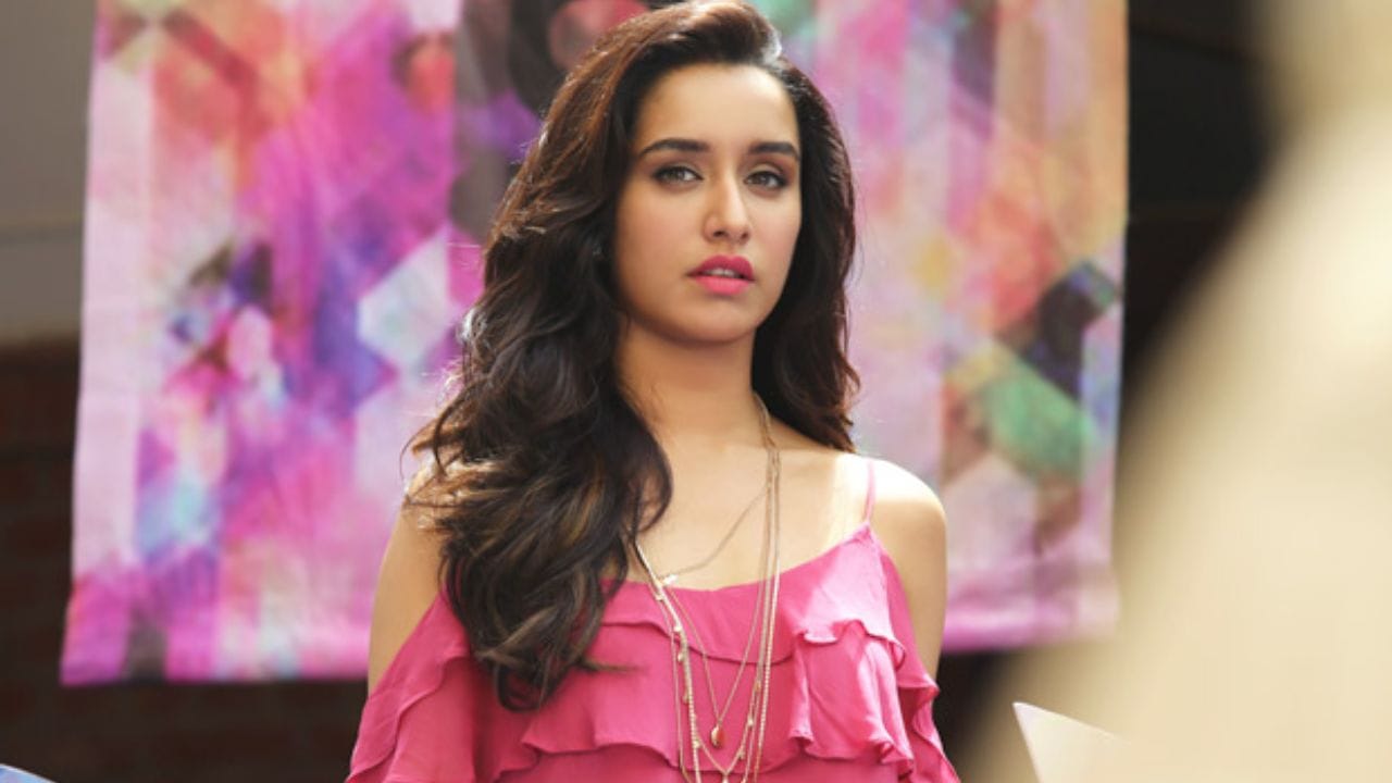 6. Half Girlfriend (2017) - चेतन भगत यांच्या कांदबरीवर आधारित या चित्रपटात श्रद्धा कपूरने रिया सोमानी कॅरेक्टर साकारले होते. चित्रपटाने तिकीट बारीवर बऱ्यापैकी कमाई केली.